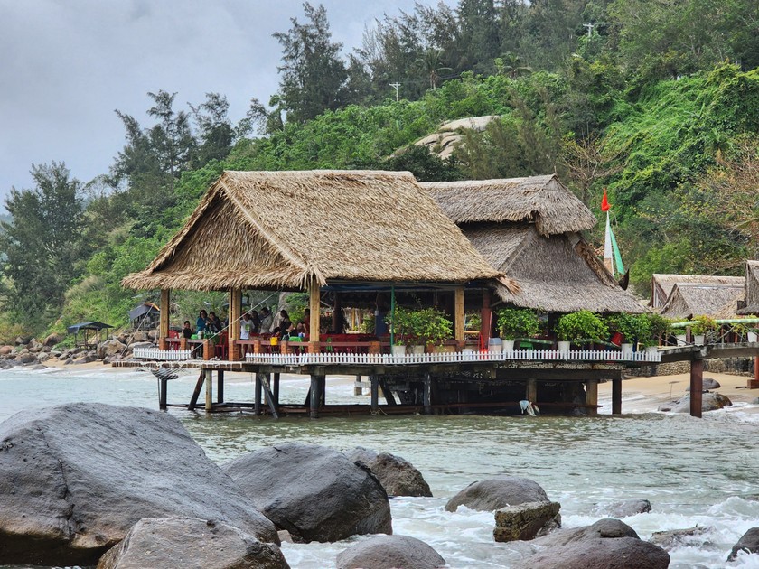 Ngang nhiên xây dựng trái phép và hoạt động kinh doanh nhà hàng suốt nhiều năm qua trên bán đảo Sơn Trà.
