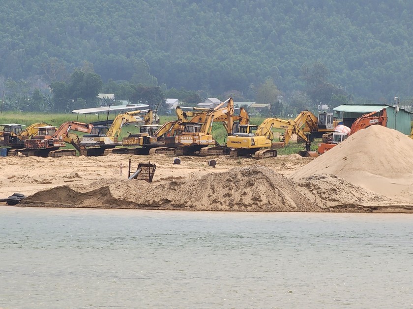 Khai thác cát sỏi trên sông Vu Gia, huyện Đại Lộc. 