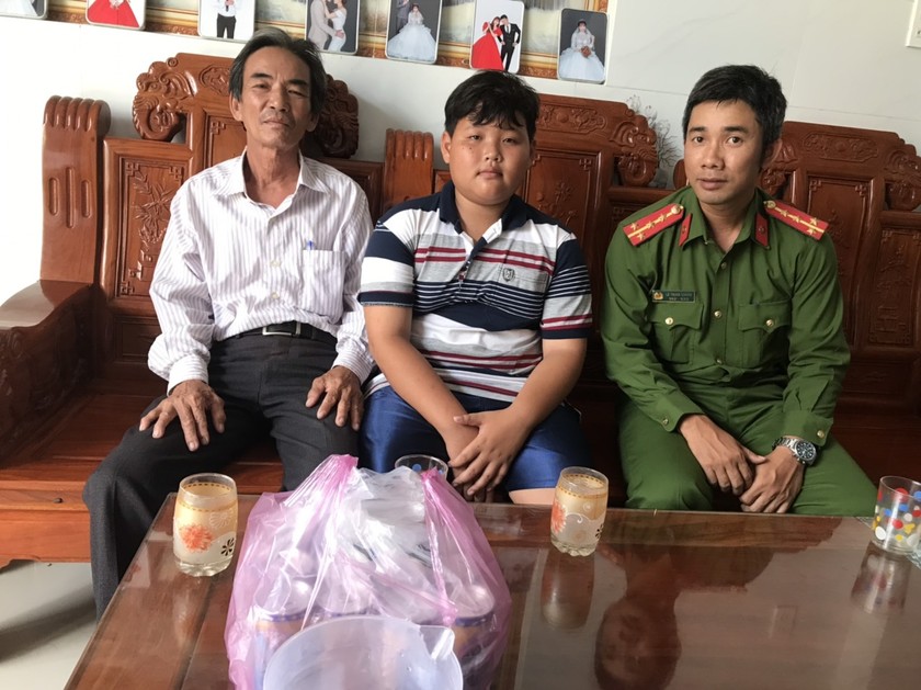 Đại diện các cấp chính quyền địa phương thăm hỏi, biểu dương hành động dũng cảm của em Võ Tấn Đề.