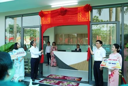 Lãnh đạo tỉnh Quảng Nam và TP Tam Kỳ Kéo băng khai trương thư viện số cộng đồng. 