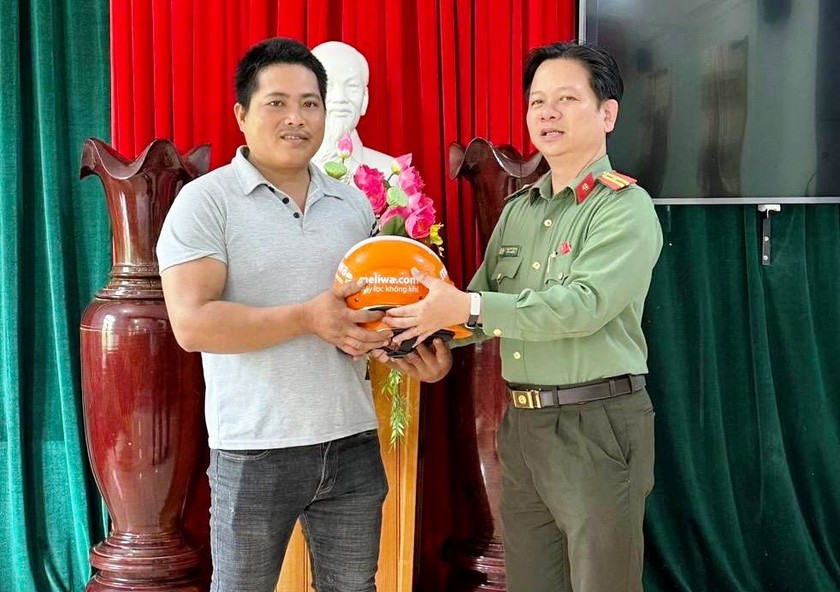 Anh Hội nhận món quà của Công an huyện Nam Giang