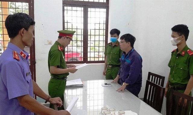 Cơ quan CSĐT Công an huyện Núi Thành đọc quyết định khởi tố Phan Minh Phương.