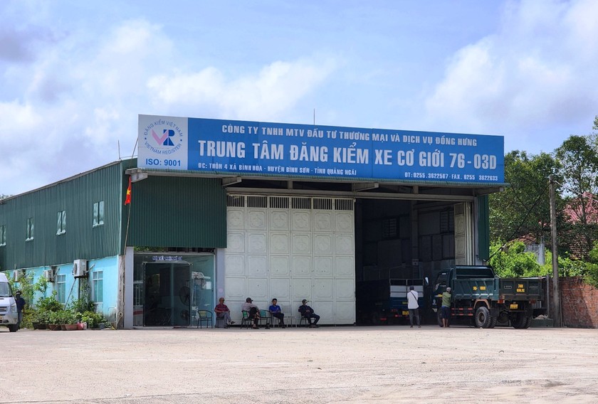 Giám đốc và Phó Giám đốc trung tâm đăng kiểm xe cơ giới 76-03D Quảng Ngãi bị bắt tạm giam để phục điều tra. 
