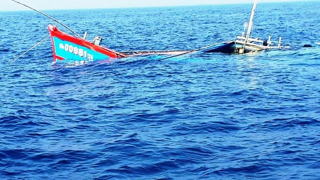 Tàu cá Quảng Ngãi bị hỏng máy, thủng mũi, nước tràn vào tàu. (Ảnh minh họa)
