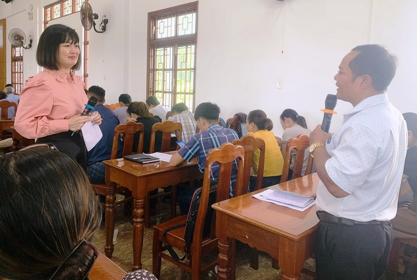 TS. Ngô Quỳnh Hoa, Phó Vụ trưởng Vụ PBGDPL (Bộ Tư pháp) trao đổi cùng học viên tại buổi tập huấn.