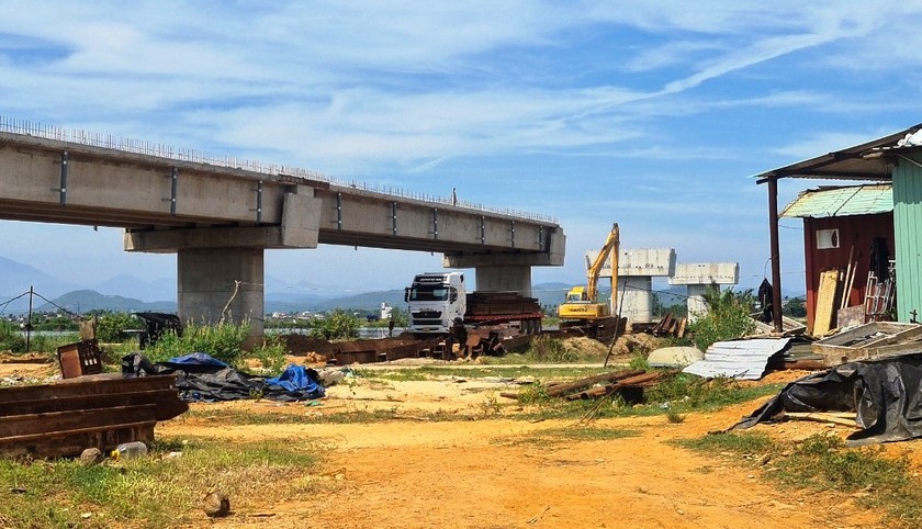 Dự án cầu Tam Tiến bắc qua sông Trường Giang ở huyện Núi Thành chậm tiến độ nhiều tháng qua. 