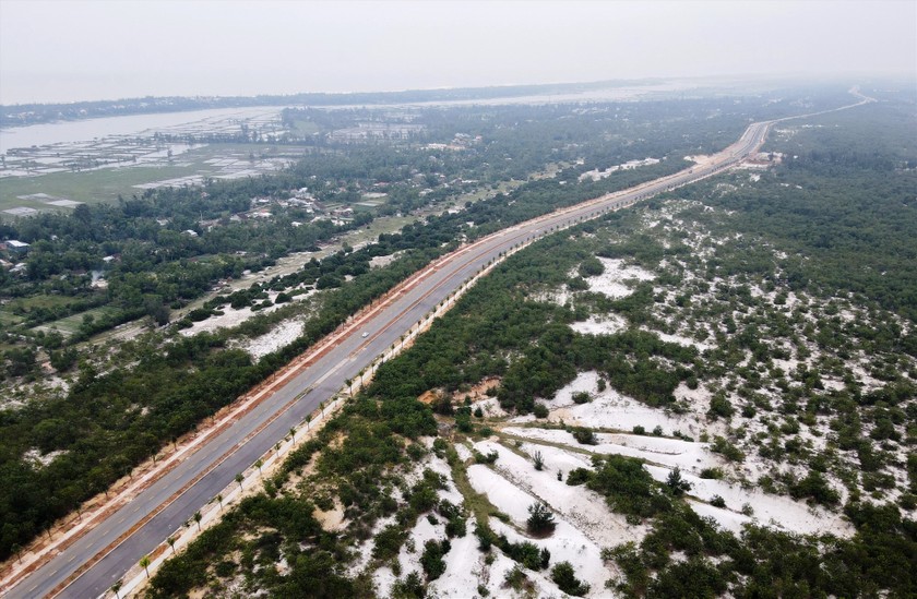 Quảng Nam quy hoạch tuyến đường sắt từ sân bay Chu Lai đến sân bay Đà Nẵng dọc theo đường ven biển Võ Chí Công.