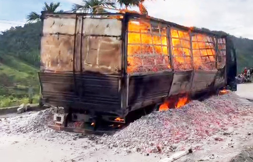 Chiếc xe tải chở hơn 15 tấn than bốc cháy dữ dội. 
