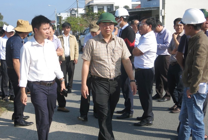 Chủ tịch UBND tỉnh Quảng Nam Lê Trí Thanh (ở giữa) yêu cầu thanh tra công tác giải ngân đầu tư công các dự án trong 2 năm 2022 và 2023.