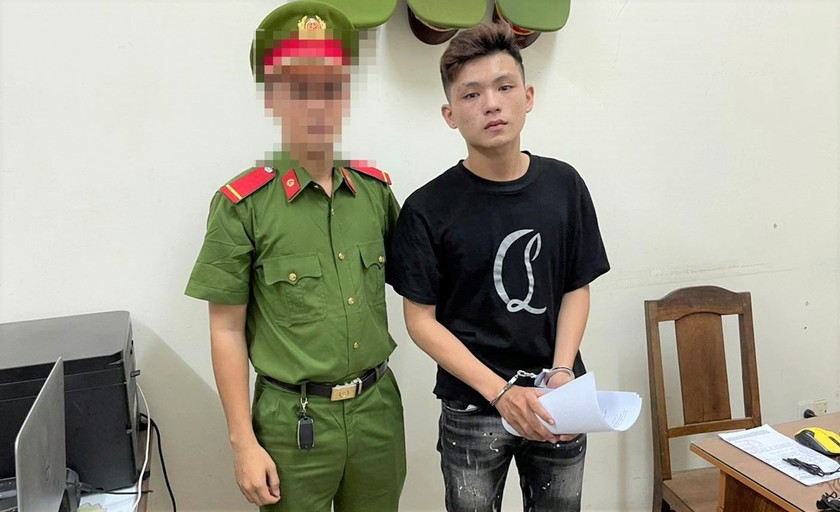 Lực lượng chức năng bắt tạm giam Trần Nguyễn Ngọc Long. 