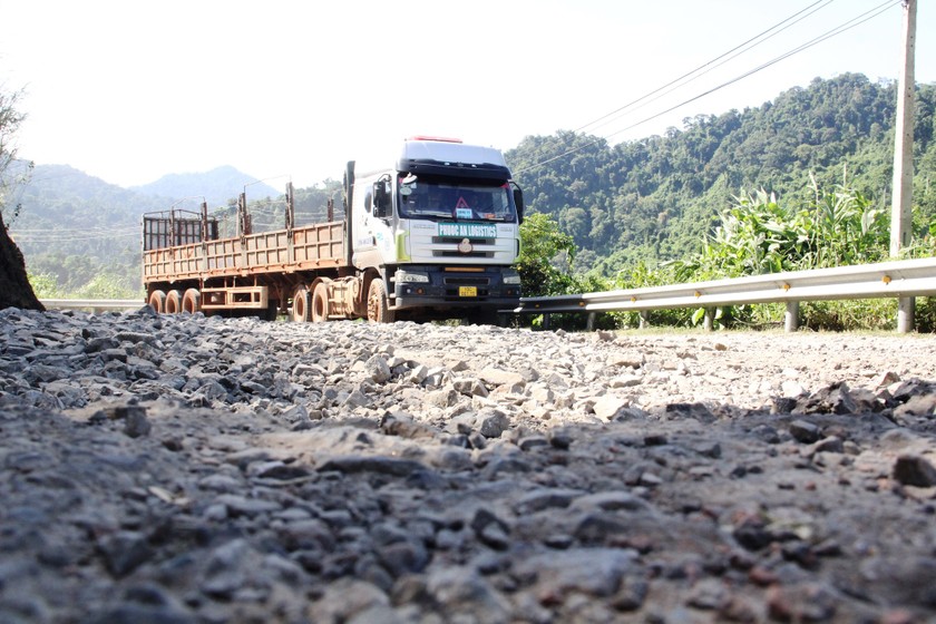 Tuyến QL14D đang xuống cấp nghiêm trọng, Quảng Nam khuyến cáo các phương tiện hạn chế lưu thông. 