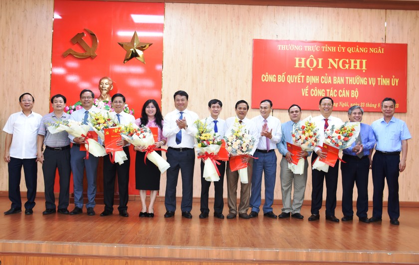 Lãnh đạo tỉnh Quảng Ngãi tặng hoa, trao quyết định phân công nhận nhiệm vụ mới cho các cán bộ tỉnh và huyện.