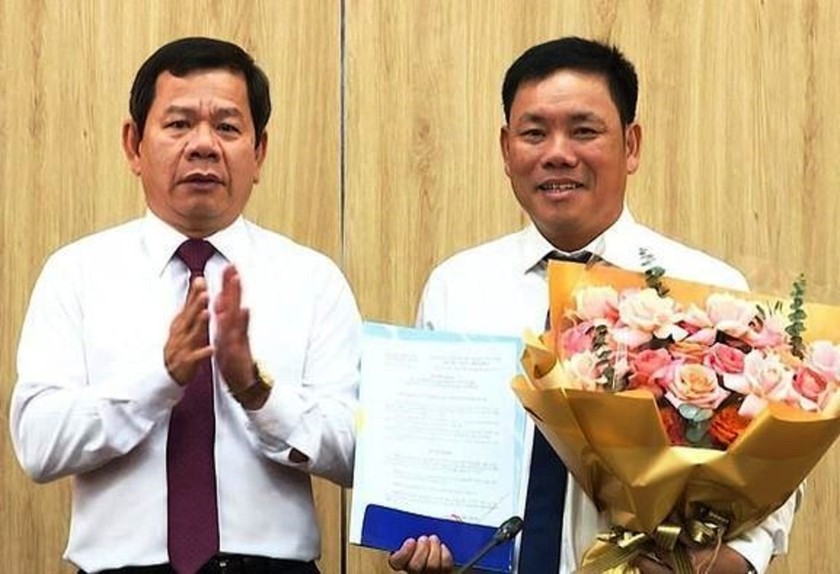 Ông Nguyễn Văn Trọng (phải) được bổ nhiệm giữ chức Giám đốc Sở Kế hoạch và Đầu tư tỉnh Quảng Ngãi.