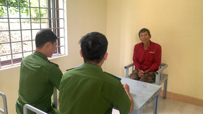 Lực lượng chức năng di lý vợ chồng Hải từ Đắk Nông về Quảng Ngãi.