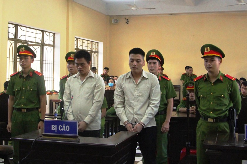 Hai bị cáo Nguyễn Minh Hoàng và Nguyễn Đức Lên tại phiên tòa. 
