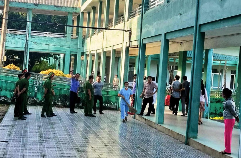 Lực lượng công an có mặt tại Bệnh viện đa khoa tỉnh Quảng Nam để điều tra về cái chết của bị can S.