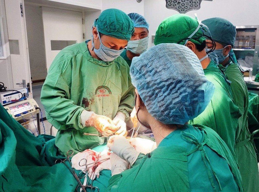 Các bác sĩ Bệnh viện đa khoa Trung ương Quảng Nam phẫu thuật cứu chữa cho bệnh nhân H.
