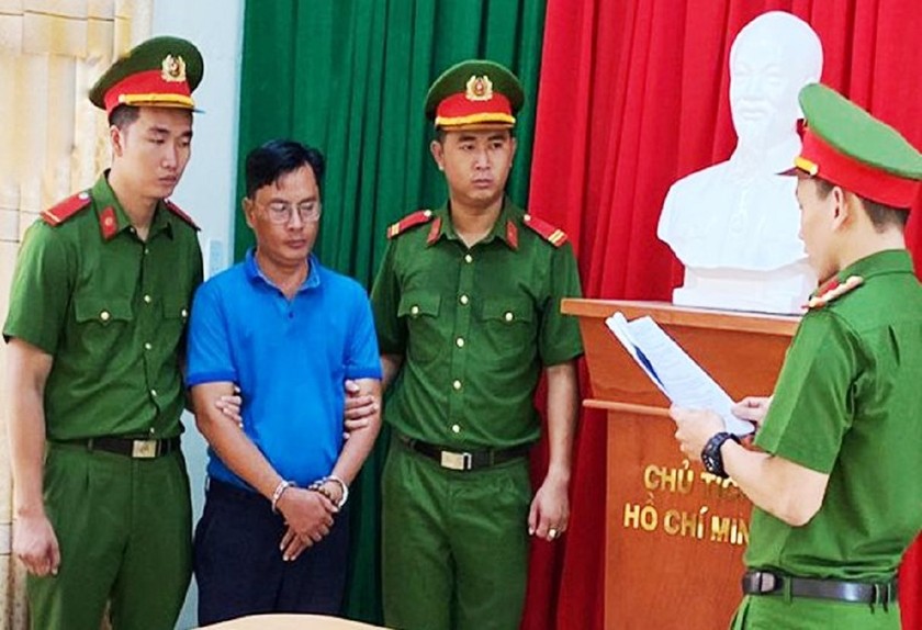 Lực lượng chức năng đọc lệnh bắt tạm giam đối với Lê Văn Thành. 