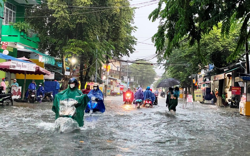 Nhiều tuyến phố của TP Quảng Ngãi chìm sâu trong nước chỉ sau một trận mưa lớn.