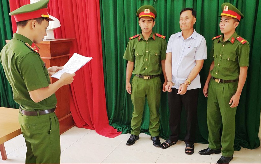 Lực lượng công an đọc lệnh bắt Nguyễn Phước Long. 