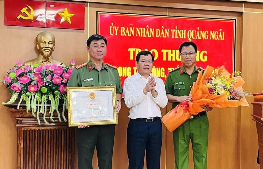 Chủ tịch UBND tỉnh Quảng Ngãi Đăng Văn Minh tặng bằng khen cho Công an tỉnh Quảng Ngãi.