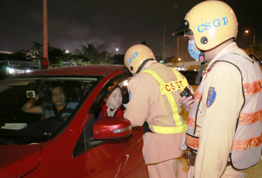 Lực lượng CSGT Công an tỉnh Quảng Nam kiểm tra nồng độ cồn người điều khiển ô tô.