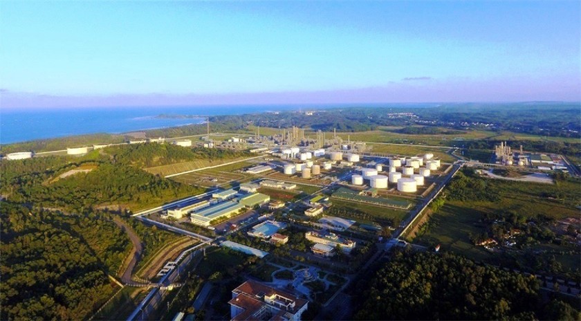 Các dự án công nghiệp lớn hội tụ về Khu kinh tế Dung Quất (Quảng Ngãi). Trong ảnh: Nhà máy lọc dầu Dung Quất có công suất 6,5 triệu tấn/năm.