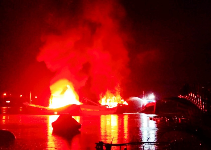 Hai tàu cá của gia đình anh Hổ bốc cháy dữ dội trong đêm. 