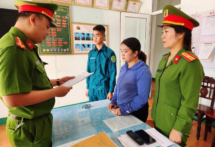 Lực lượng chức năng đọc quyết định khởi tố Nguyễn Thị Diễm My.