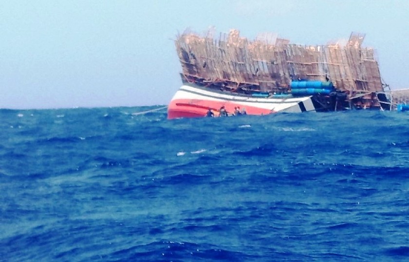 Tàu câu mực của ngư dân Quảng Nam bị lốc xoáy và sóng đánh chìm trên biển. Ảnh minh họa. 