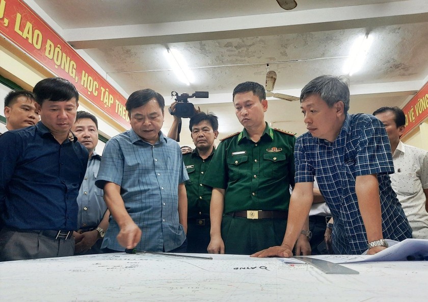 Thứ trưởng Bộ NN&PTNT Nguyễn Hoàng Hiệp (thứ hai từ trái sang) chỉ đạo công tác tìm kiếm các ngư dân mất tích.