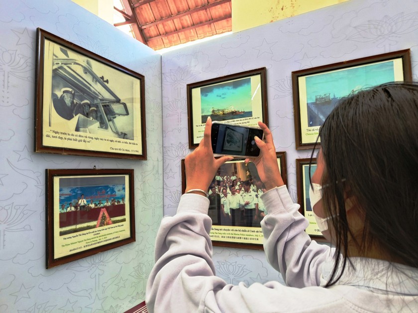Học sinh tham quan triển lãm các hiện vật, tư liệu về hai quần đảo Hoàng Sa, Trường Sa. 