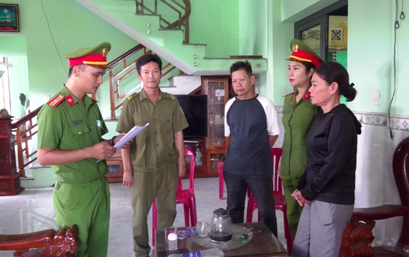 Cơ quan Cảnh sát điều tra Công an tỉnh Quảng Nam tống đạt các quyết định đối với Trương Thị Lệ.