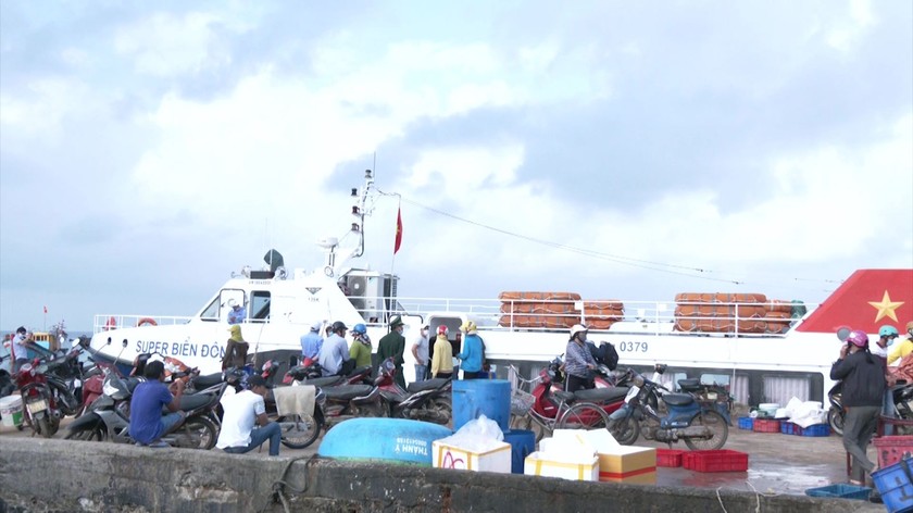 Quảng Ngãi tạm dừng vận tải tuyến Sa Kỳ - Lý Sơn từ ngày 13/11 do biển động mạnh. 