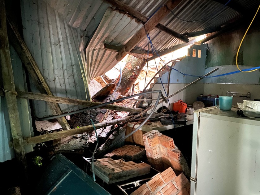Mưa lớn gây sạt lở khiến 3 ngôi nhà ở "rốn lũ" Đại Lộc bị ảnh hưởng, trong đó 1 ngôi nhà bị sập.