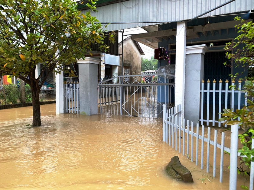 Nước lũ dâng cao khiến một số khu vực hạ du vùng "rốn lũ" Đại Lộc bị ngập sâu và chia cắt nặng.