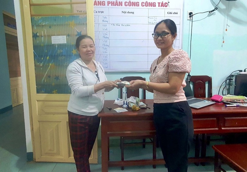 Chị Nguyễn Thị Soa (bên phải) trao trả lại tài sản cho chị Ngô Thị Nhi.