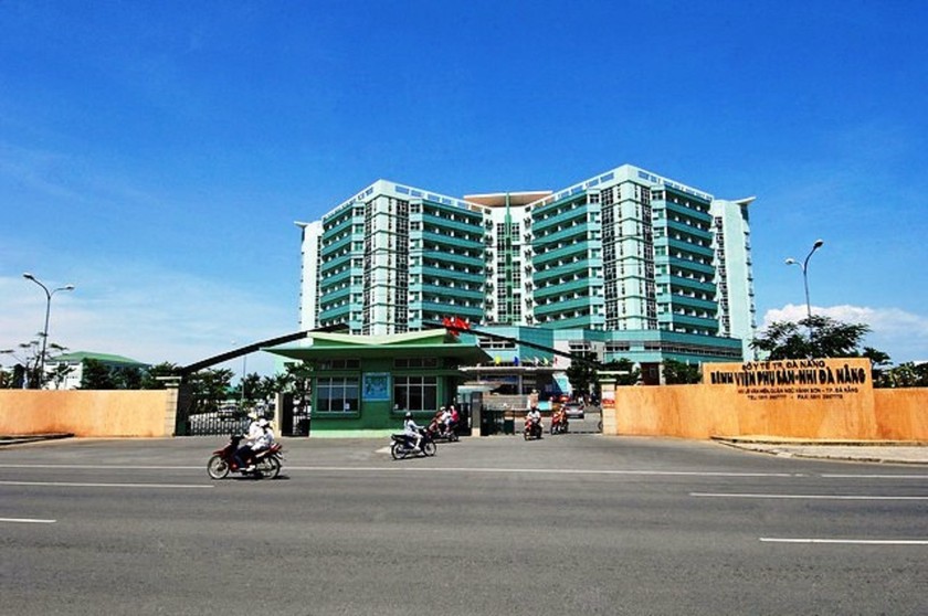 Bệnh viện Phụ sản - Nhi Đà Nẵng, nơi cháu bé bị cha đâm đang được điều trị.