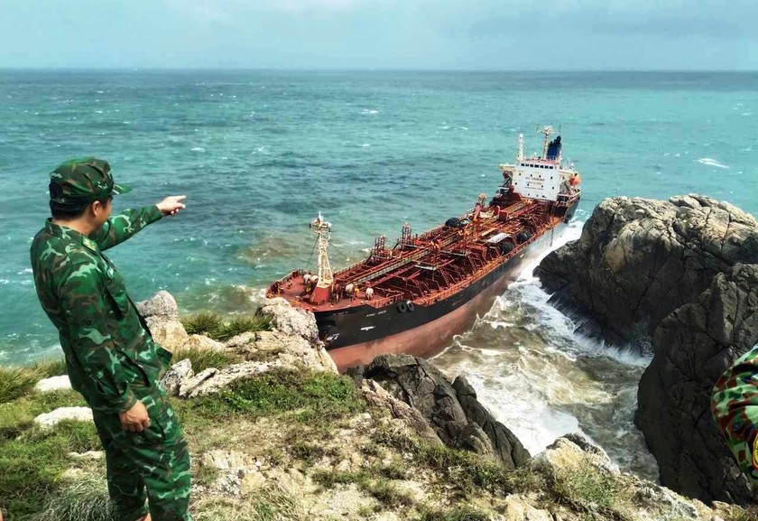 Tàu King Rich bị sóng đánh dạt vào bờ biển Cù Lao Chàm.