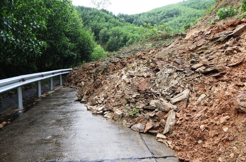 Hàng nghìn khối đất, đá tràn xuống tỉnh lộ 624, gây ách tắc giao thông.
