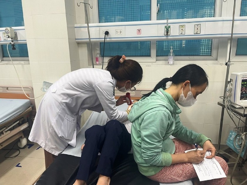 Các học sinh đang được bác sĩ chăm sóc tại Khoa Cấp cứu Bệnh viện Sản - Nhi Quảng Ngãi.