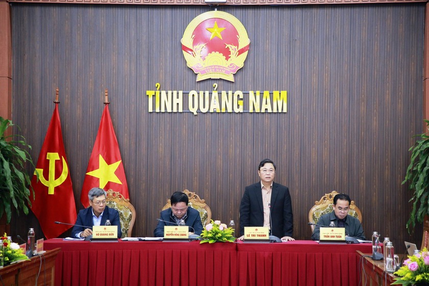 Ông Lê Trí Thanh, Chủ tịch UBND tỉnh Quảng Nam và 3 Phó Chủ tịch UBND tỉnh chủ trì buổi họp báo. 