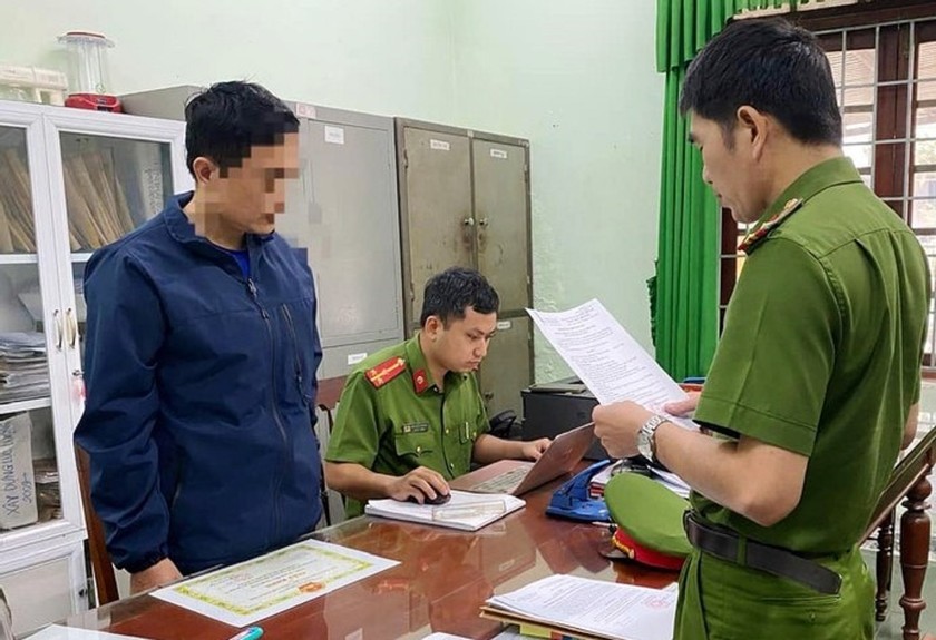 Lực lượng chức năng khởi tố Giám đốc và 2 đăng kiểm viên của Trung tâm đăng kiểm ở Quảng Ngãi.