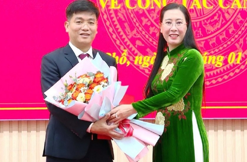 Bà Bùi Thị Quỳnh Vân, Bí thư Tỉnh ủy Quảng Ngãi tặng hoa chúc mừng ông Đỗ Tâm Hiển.