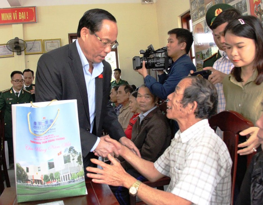 Phó Chủ tịch Quốc hội Trần Quang Phương tặng quà Tết cho người dân xã Bình Thạnh.