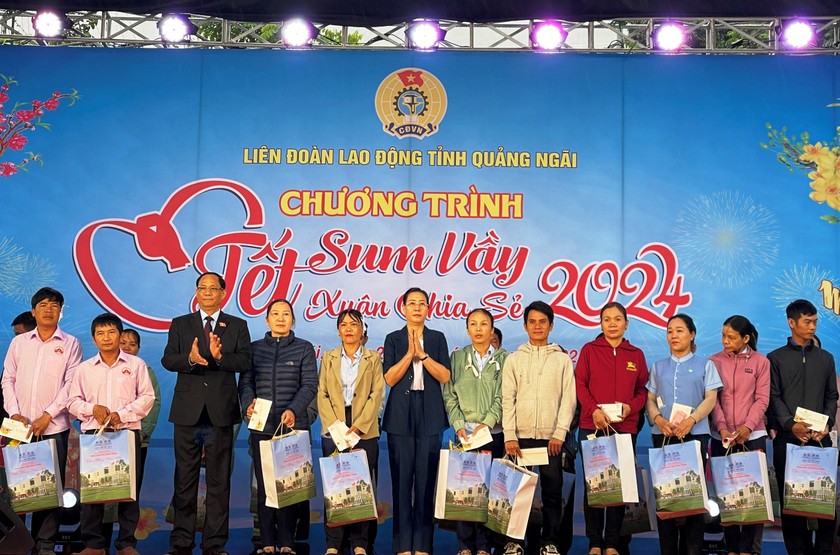 Phó Chủ tịch Quốc hội Trần Quang Phương và lãnh đạo tỉnh Quảng Ngãi trao quà cho đoàn viên công đoàn, người lao động có hoàn cảnh khó khăn.