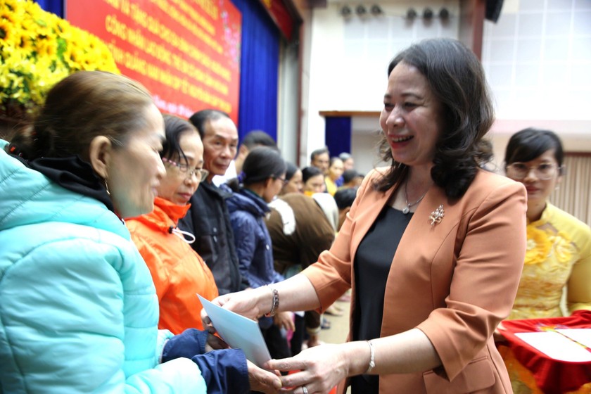 Phó Chủ tịch nước Võ Thị Ánh Xuân tặng quà cho các gia đình chính sách, hộ nghèo ở tỉnh Quảng Nam. 