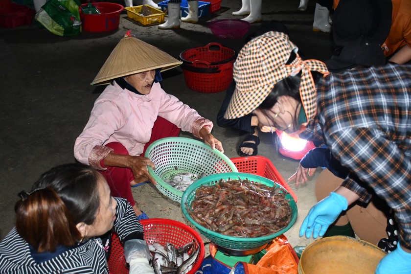 Hầu hết các việc từ đánh bắt cá cho đến buôn bán hải sản đều có bóng dáng của phụ nữ làng chài Mân Thái.