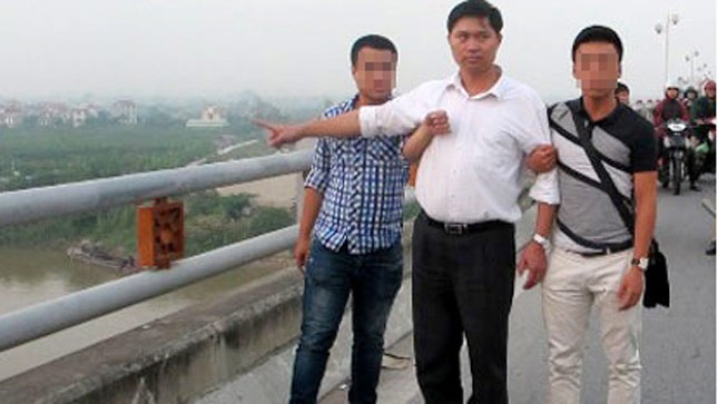 Nghi can giết người Nguyễn Mạnh Tường chỉ nơi vứt xác chị Huyền. Ảnh: Việt Dũng