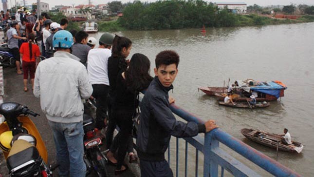 Nhiều người dân đứng trên cầu Rào chứng kiến việc tìm kiếm ông Nguyễn Văn T.